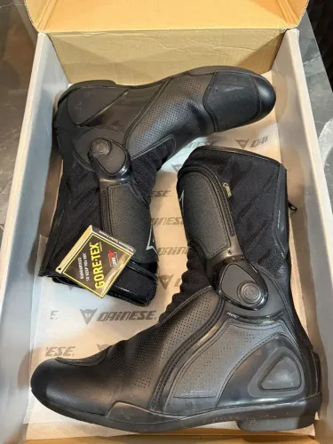 Bota Dainese impermeável TRQ 