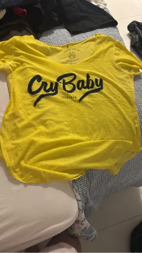 Vendo blusa jhon jhon - cor amarela - TAM. M e uma Farm TAM.G - cada por 20 reais. Farm
