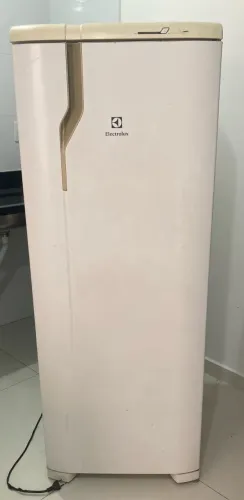 Geladeira Eletrolux 322 litros