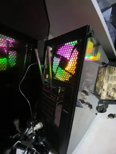 Gabinete  REDRAGON COM FONTE GAMEMAX GP250