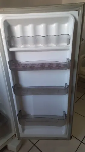 Geladeira Esmaltec( 276 litros,funcionando normalmente,não e frost free,marcas de uso)