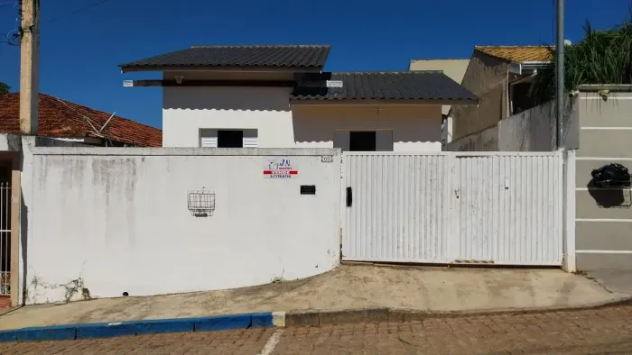 Casa  2  Dormitórios ( 1 suíte ) no Centro - Piracaia