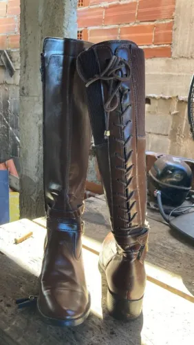 Vendo uma Bota de montaria toda em couro legítimo número 39 porém calça bem o 38 também .