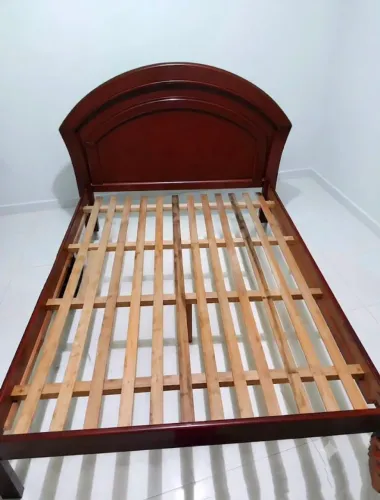Cama madeira casal com estilo