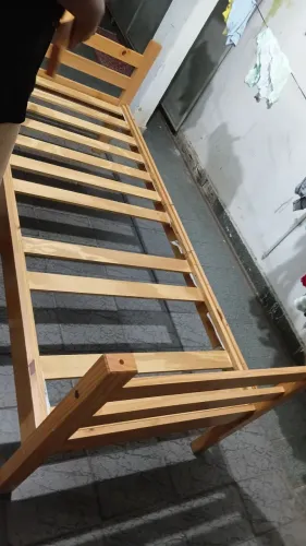 Cama de solteiro de madeira