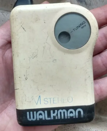 Walkman rádio de mão antigo funcionando