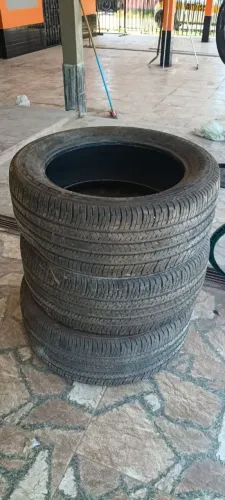 TRÊS PNEUS ARO 20