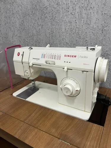 Máquina Singer com gabinete