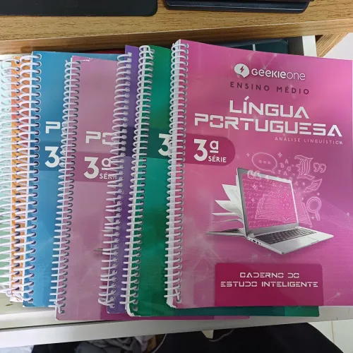 Livros e camiseta Biângulo