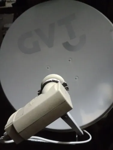 Uma antena parabólica GVT