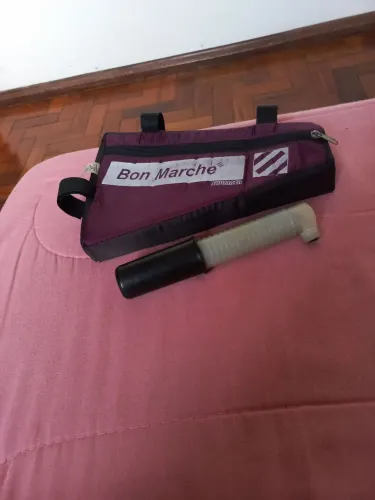 Acessórios para bicicleta: bolsa e bomba prá encher pneu. 