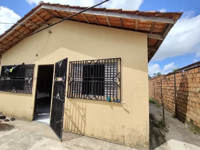 Casa 2 quartos, sala e cozinha, poço e murada.