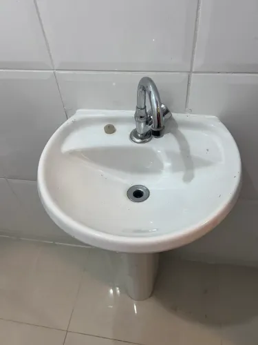 Lavatório de banheiro com coluna + torneira