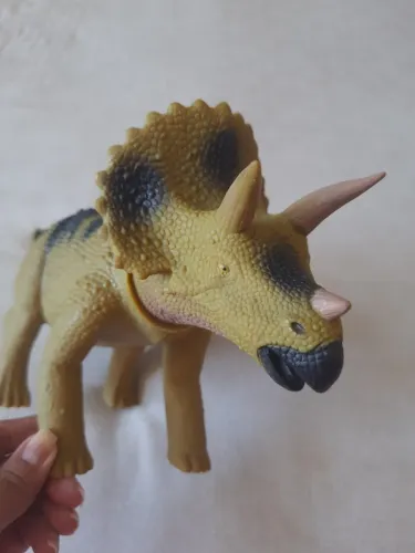 Dinossauro triceratops com som