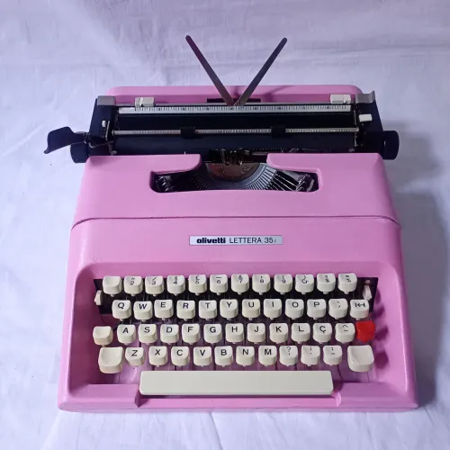 Máquina de escrever rosa para decoração e vitrine