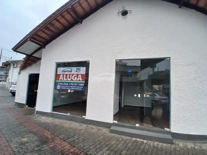 Loja térrea comercial disponível para locação no Centro de Blumenau.