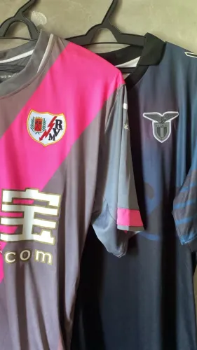 Lote com 02 camisas de futebol (Lazio e Rayo Vallecano) 