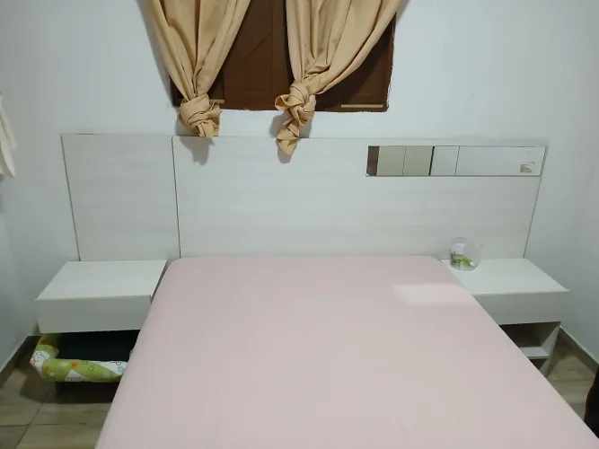 Vendo cabeceira de cama seminova2 anos de uso tá nova apenas com pequenas marcas de uso 