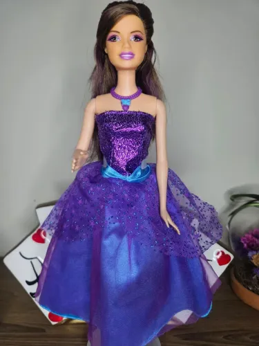 Boneca Barbie em Moda e Magia