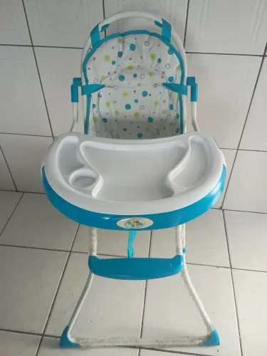 Carrinho de bebê e cadeira