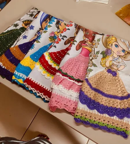 Panos de prato com bico de crochê 