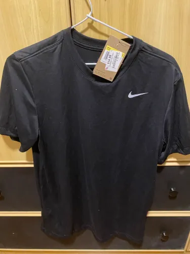 Camisa Nike dri fit preta com etiqueta P