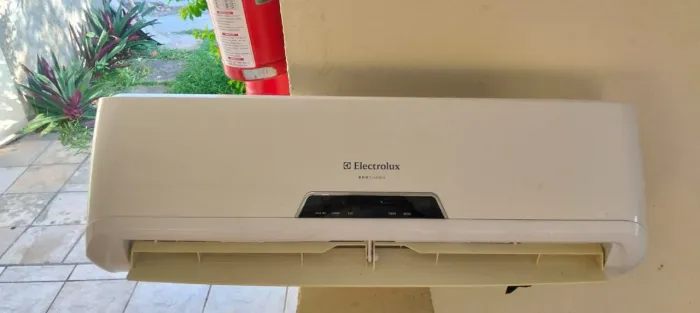 Ar Condicionado Split Electrolux EcoTurbo 9.000 BTUs 220V - Com Controle e Gás Cheio