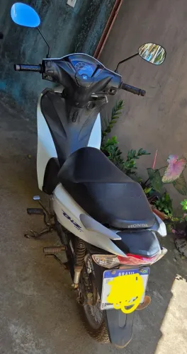 Vendo essa biz 110 ano 2020, valor 11,500 ou troco por carro do meu interesse chama no pv