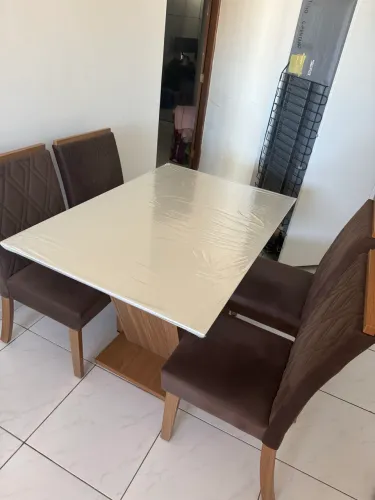 Mesa de Jantar 4 Cadeiras - 3 Anos de Uso - Super Conservada - Motivo Mudança