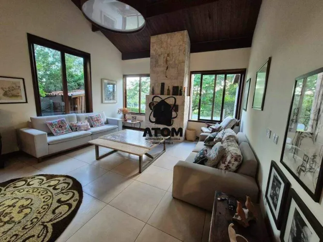 Casa com piscina e varanda Gourmet com estilo chácara para locação em Taubaté.