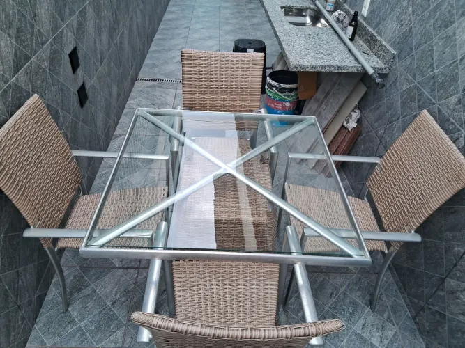 Mesa de alumínio com tampo de vidro e 4 cadeiras