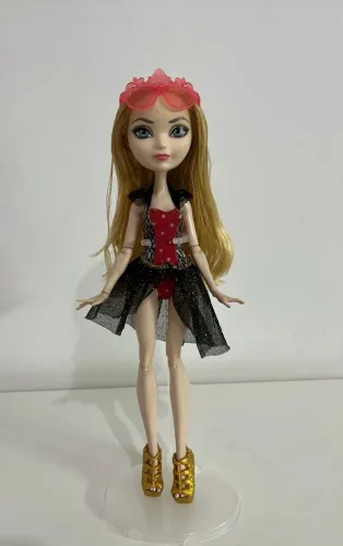 Boneca Ever After High Apple White Praia Encantada