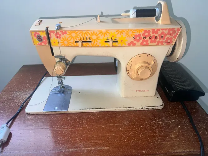 Máquina de Costura Singer
