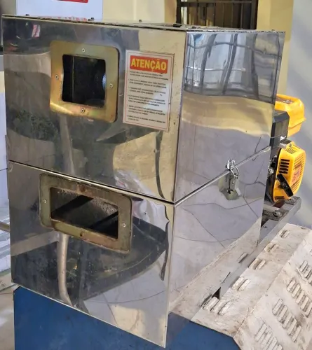 Moenda de Cana praticamente nova, usada poucas vezes com motor de 7hp, muito potente.