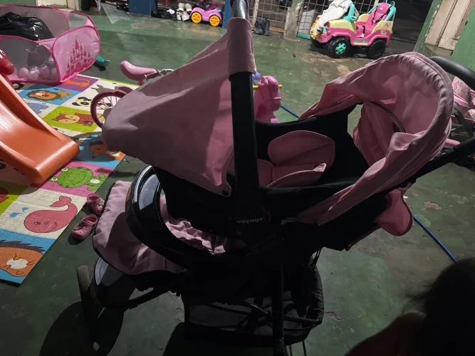 Carrinho com bebê conforto