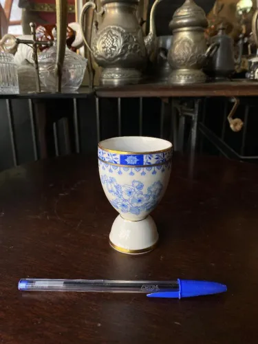 Antigo porta-ovo real em porcelana (ref:281)