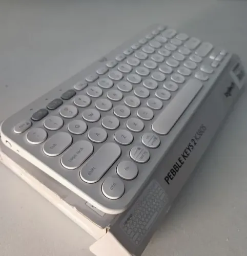 Teclado sem fio Bluetooth Logitech Pebble Keys 2 K380s Branco