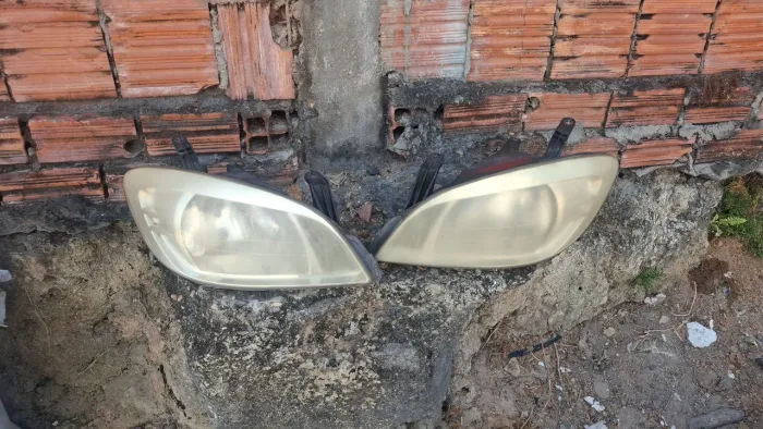 Vendo farol do celta ou prisma usado com esta na imagem