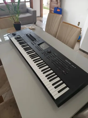 Teclado Sintetizador Yamaha Motif Xf 7 Com 1gb De Memoria Flash