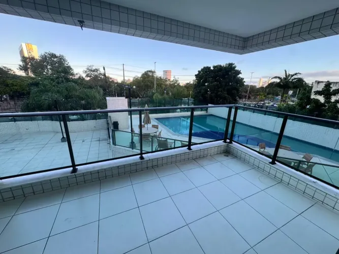No cais da aurora, 208m, com todos os armários fixoa, 4 suítes (1 closet), 3 vagas de gara