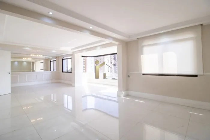 Apartamento para locação ou compra em Moema com 210m², 3 suítes e 3 vagas.