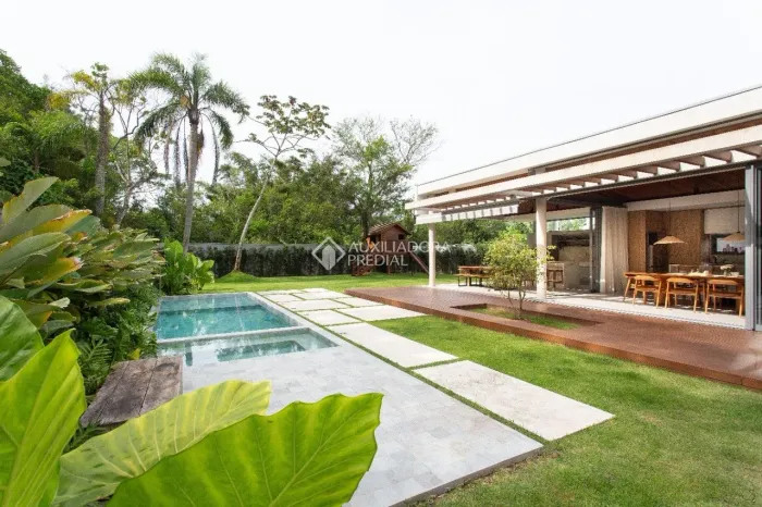 Casa deslumbrante com 4 suítes (1 Master) com piscina em condomínio fechado