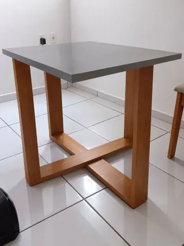 Mesa de madeira sem cadeiras