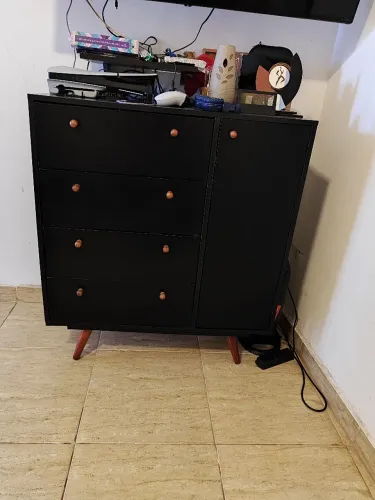 Cômoda 4 gavetas e 1 porta com prateleiras