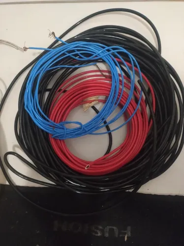 Fios e suporte tv