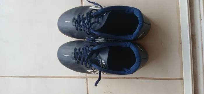 Chuteira Umbro Fast Society (Tamanho 4)1)