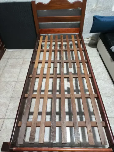 Vende cama solteiro de madeira