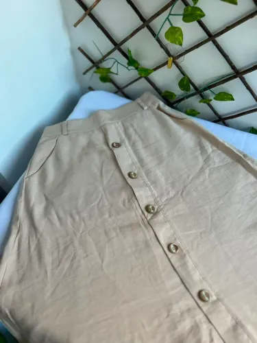 Saia Midi Linho Nude Bege Botoes Frontais Bolsos Cintura Alta
