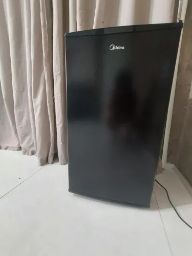 Frigobar preto Midea