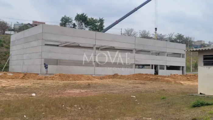 Galpão em condomínio industrial próximo a rodovia